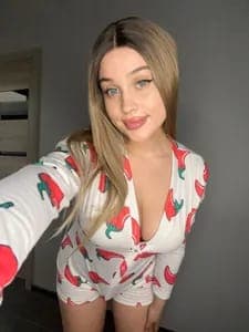 Stella 🏳️⚧️ 8 INCH TGIRL 🍆 FREE